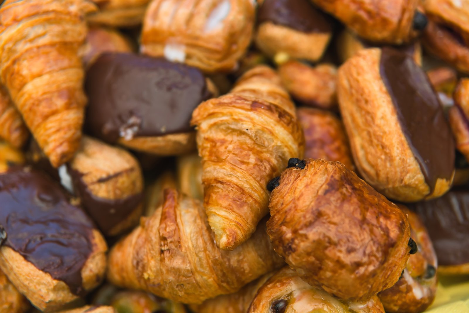 Huwelijk in Sint-Katelijne-Waver wedding vastleggen van een micro huwelijk bruid in witte jurk en bruidegom in blauw kostuum koffiekoeken eten receptie