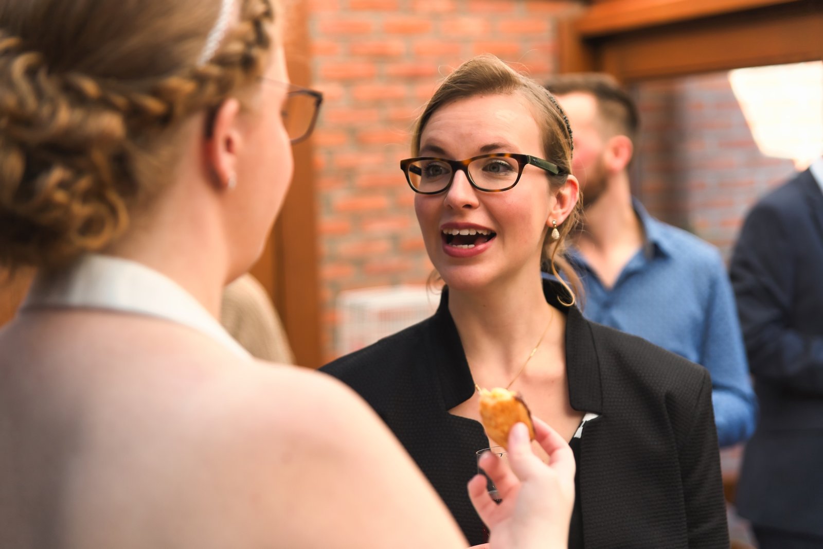 Huwelijk in Sint-Katelijne-Waver wedding vastleggen van een micro huwelijk bruid in witte jurk en bruidegom in blauw kostuum receptie