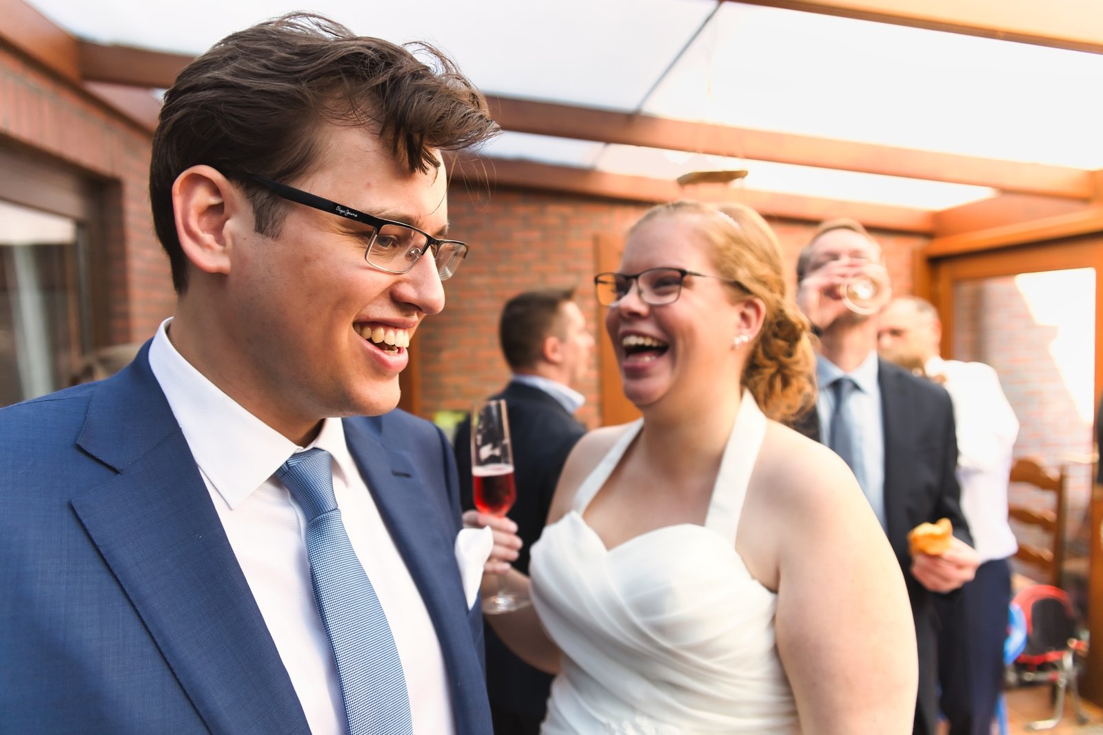 Huwelijk in Sint-Katelijne-Waver wedding vastleggen van een micro huwelijk bruid in witte jurk en bruidegom in blauw kostuum tijdens receptie