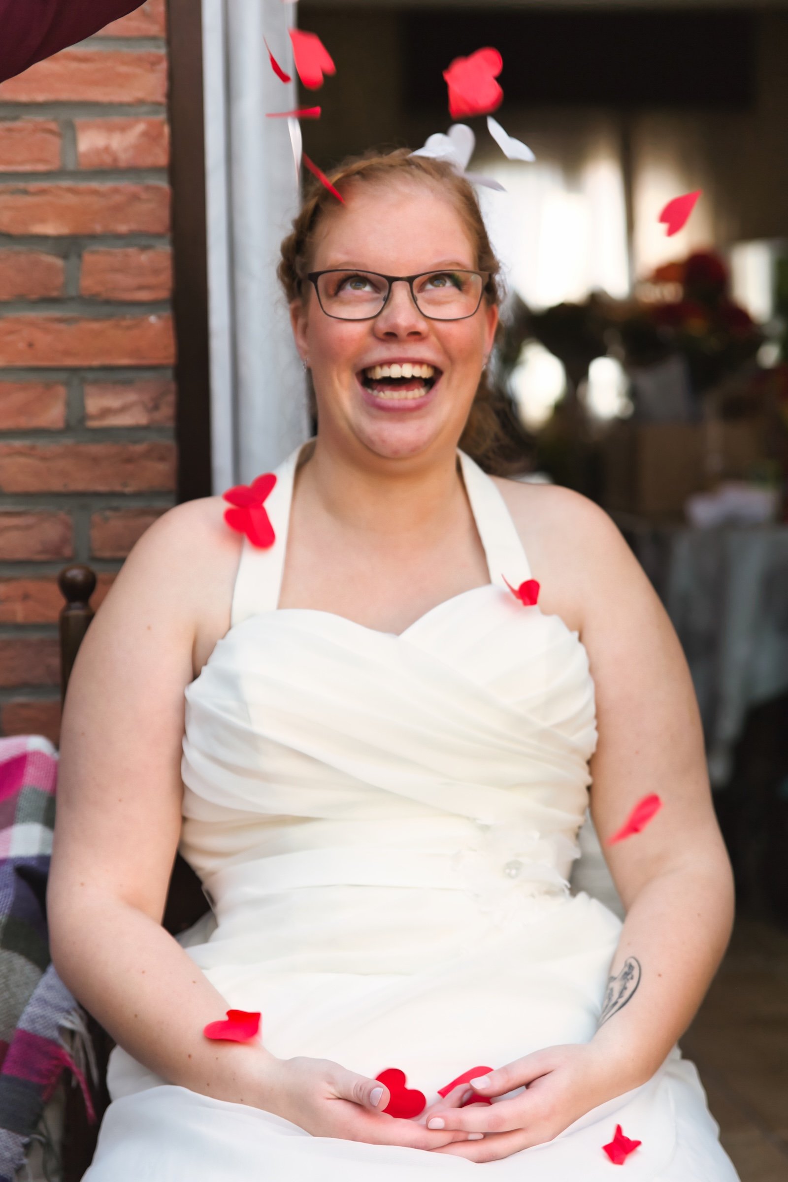 Huwelijk in Sint-Katelijne-Waver wedding vastleggen van een micro huwelijk bruid in witte jurk en bruidegom in blauw kostuum hartjes