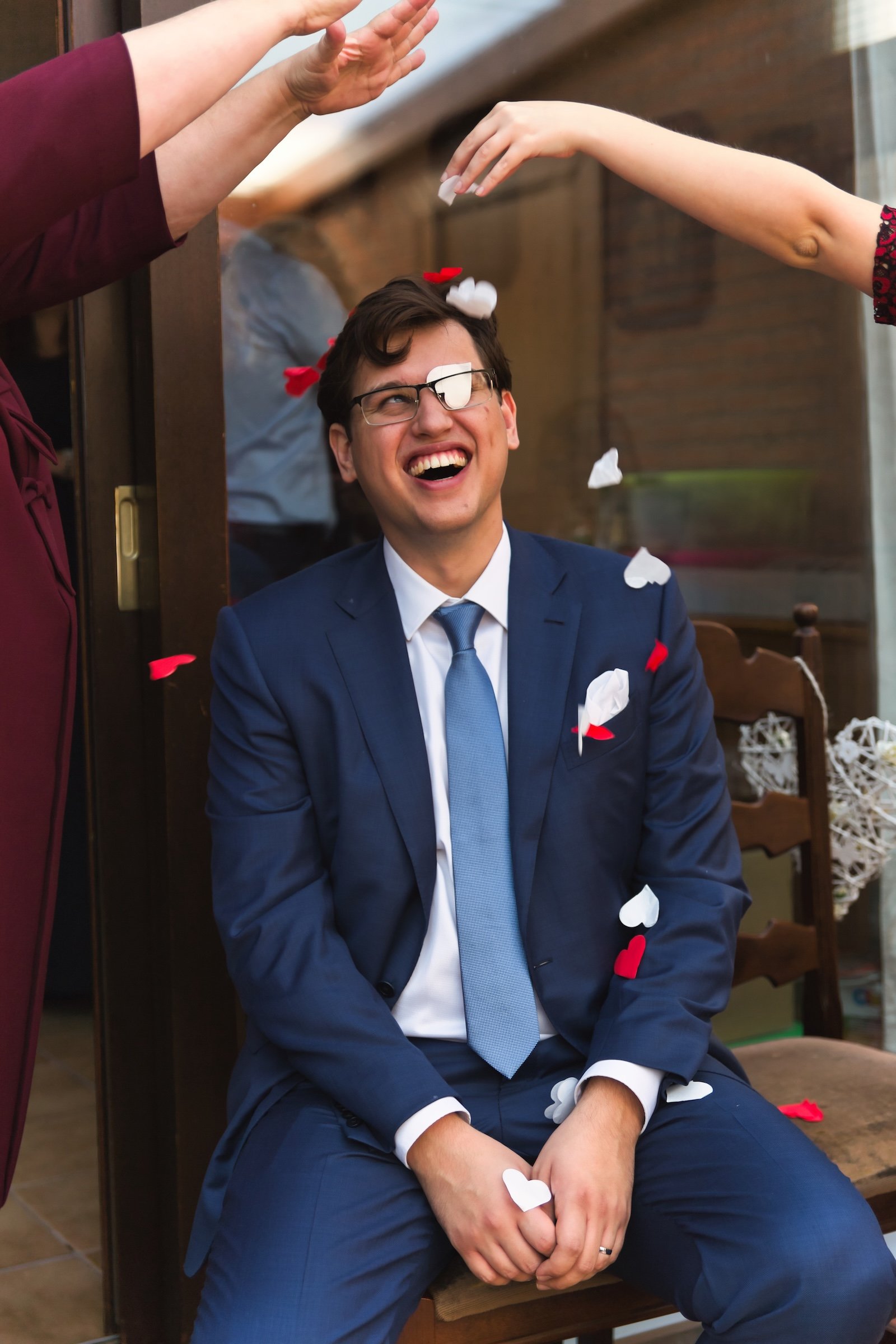 Huwelijk in Sint-Katelijne-Waver wedding vastleggen van een micro huwelijk bruid in witte jurk en bruidegom in blauw kostuum hartjes