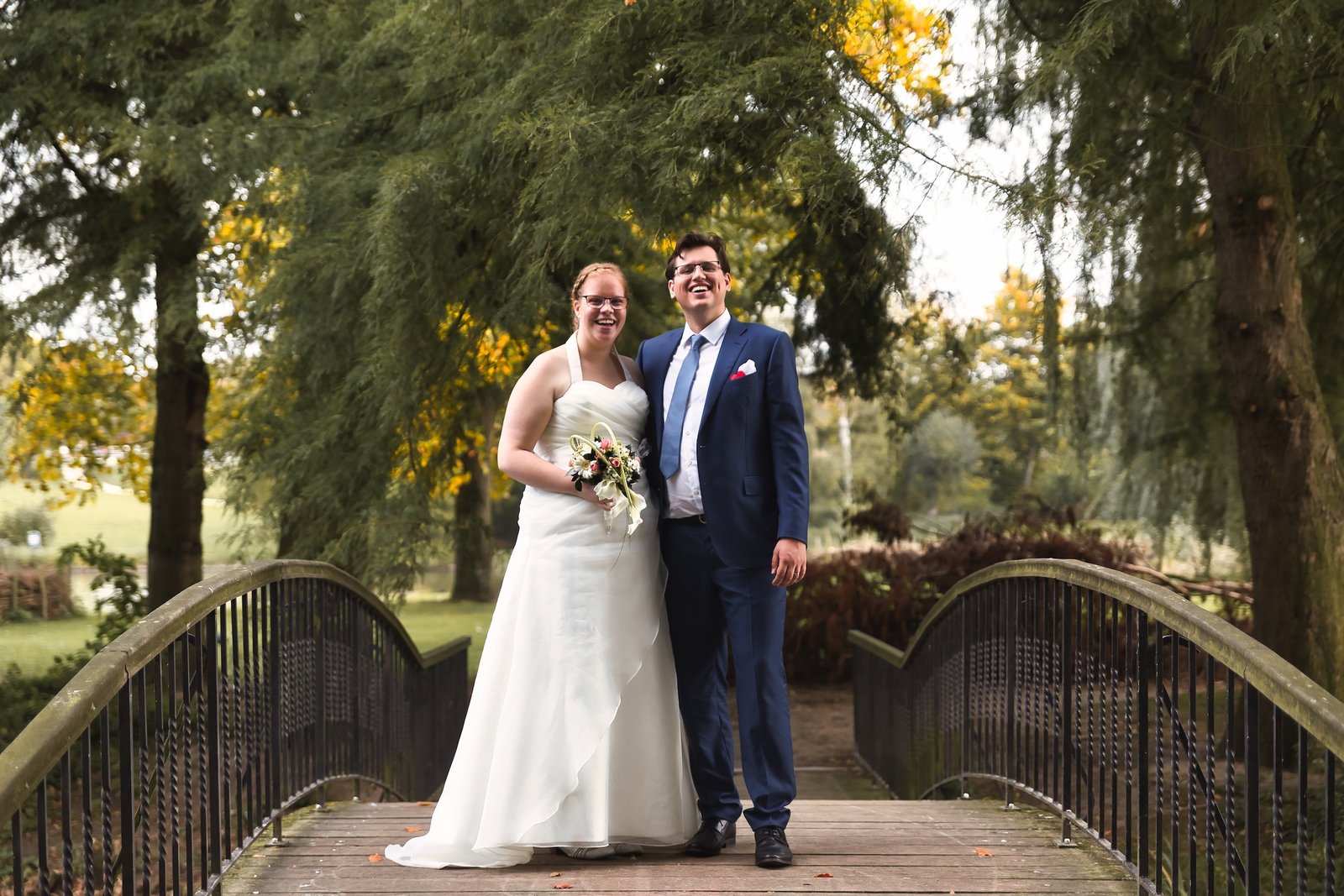 Huwelijk in Sint-Katelijne-Waver wedding vastleggen van een micro huwelijk bruid in witte jurk en bruidegom in blauw kostuum tijdens love shoot