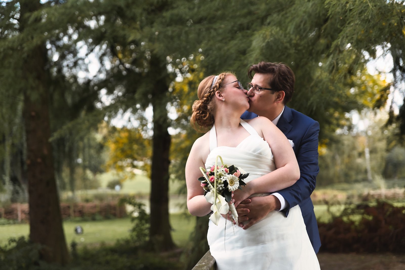 Huwelijk in Sint-Katelijne-Waver wedding vastleggen van een micro huwelijk bruid in witte jurk en bruidegom in blauw kostuum tijdens love shoot
