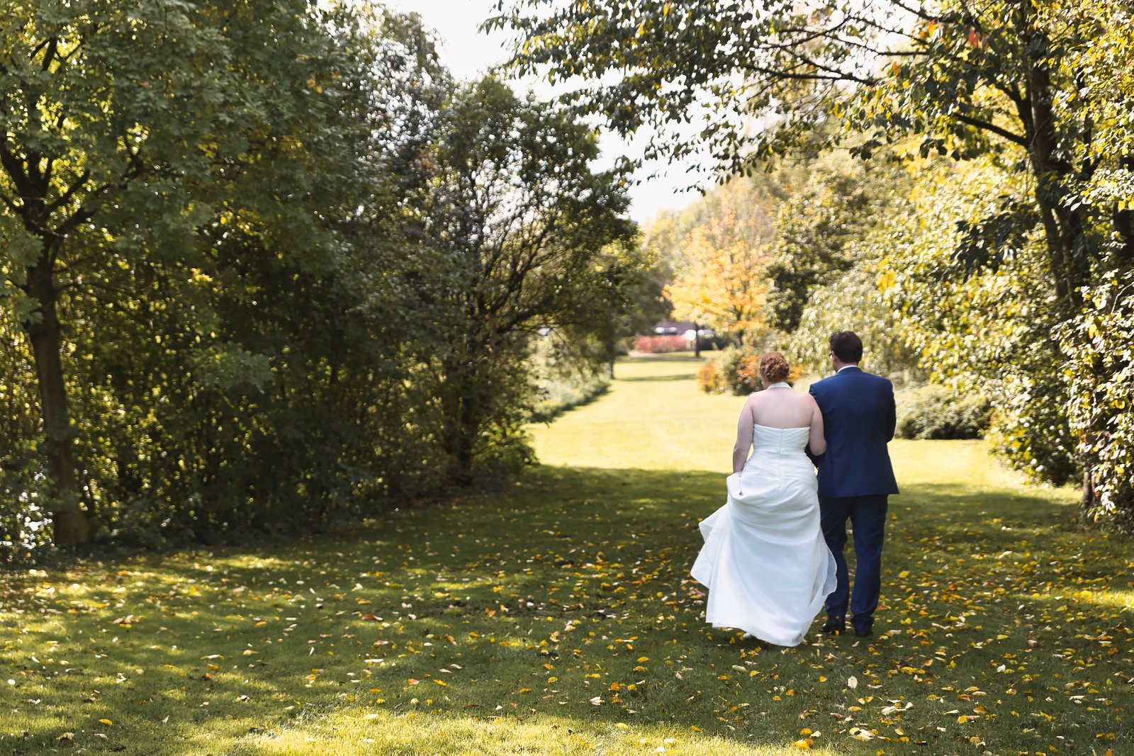 Huwelijk in Sint-Katelijne-Waver wedding vastleggen van een micro huwelijk bruid in witte jurk en bruidegom in blauw kostuum tijdens love shoot