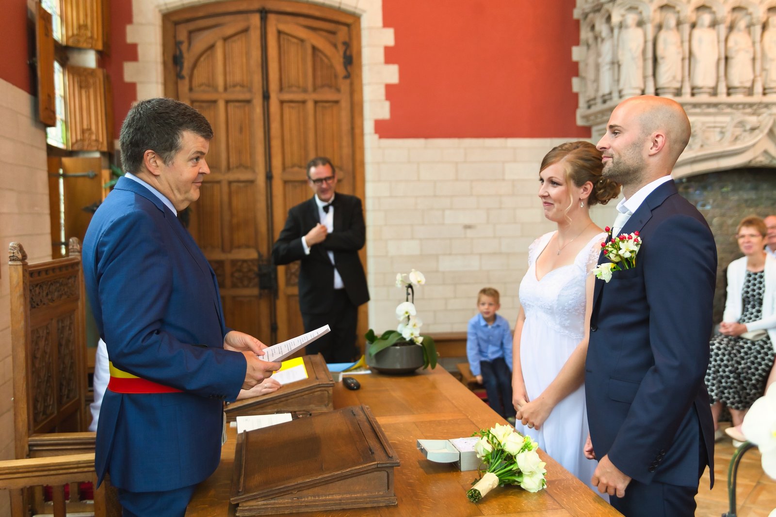 Huwelijk in Mechelen city wedding vastleggen van een micro huwelijk bruid in witte jurk en bruidegom in blauw kostuum met burgemeester Bart Somers