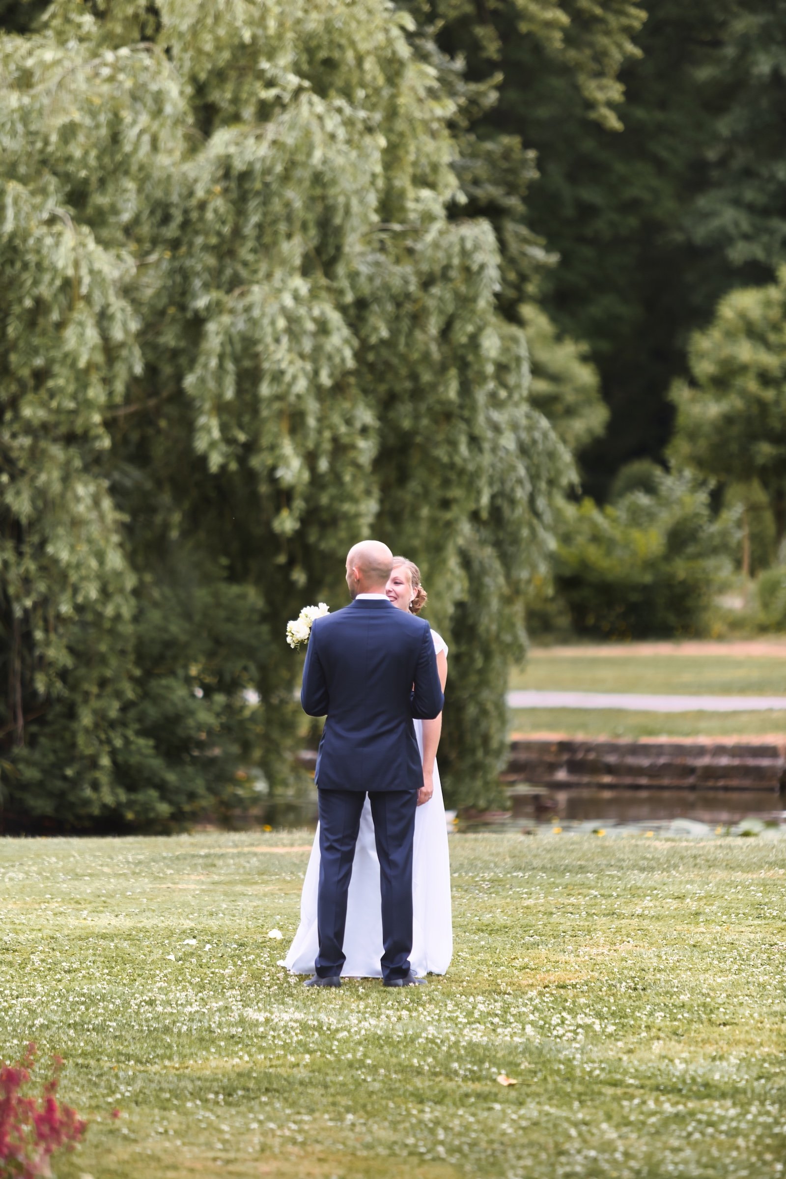 Huwelijk in Mechelen city wedding vastleggen van een micro huwelijk bruid in witte jurk en bruidegom in blauw kostuum tijdens love shoot