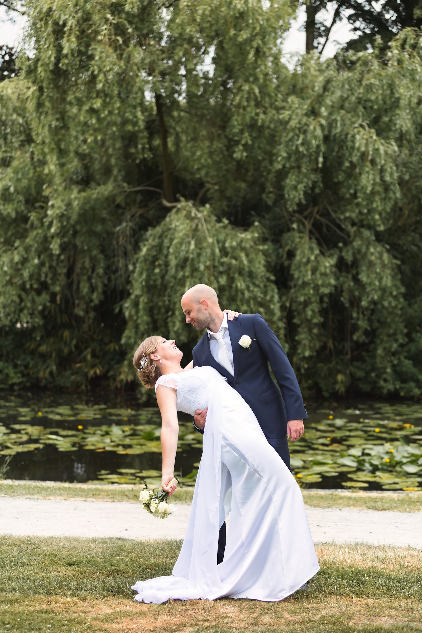 Huwelijk in Mechelen city wedding vastleggen van een micro huwelijk bruid in witte jurk en bruidegom in blauw kostuum tijdens love shoot intimate pose