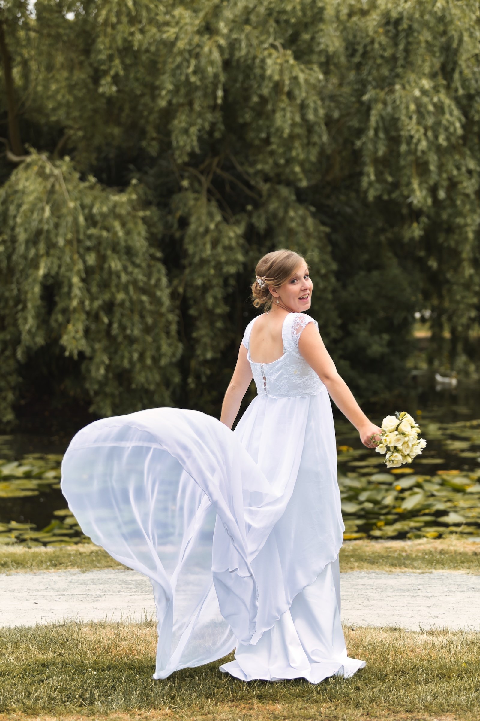 Huwelijk in Mechelen city wedding vastleggen van een micro huwelijk bruid in witte jurk en bruidegom in blauw kostuum tijdens love shoot