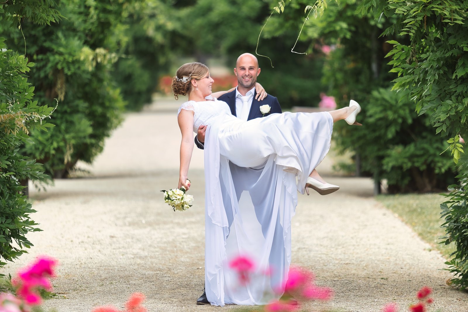 Huwelijk in Mechelen city wedding vastleggen van een micro huwelijk bruid in witte jurk en bruidegom in blauw kostuum tijdens love shoot