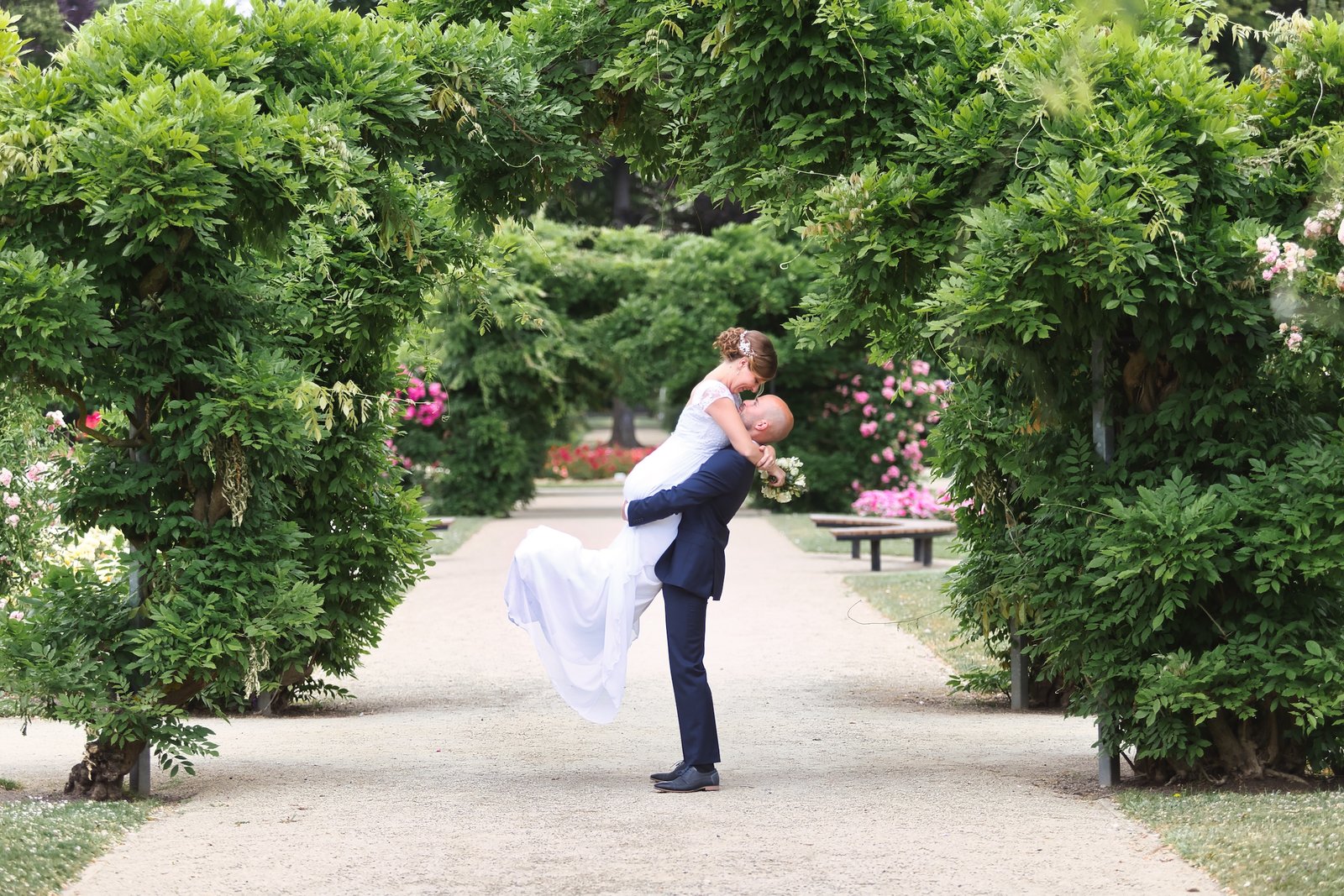 Huwelijk in Mechelen city wedding vastleggen van een micro huwelijk bruid in witte jurk en bruidegom in blauw kostuum tijdens love shoot