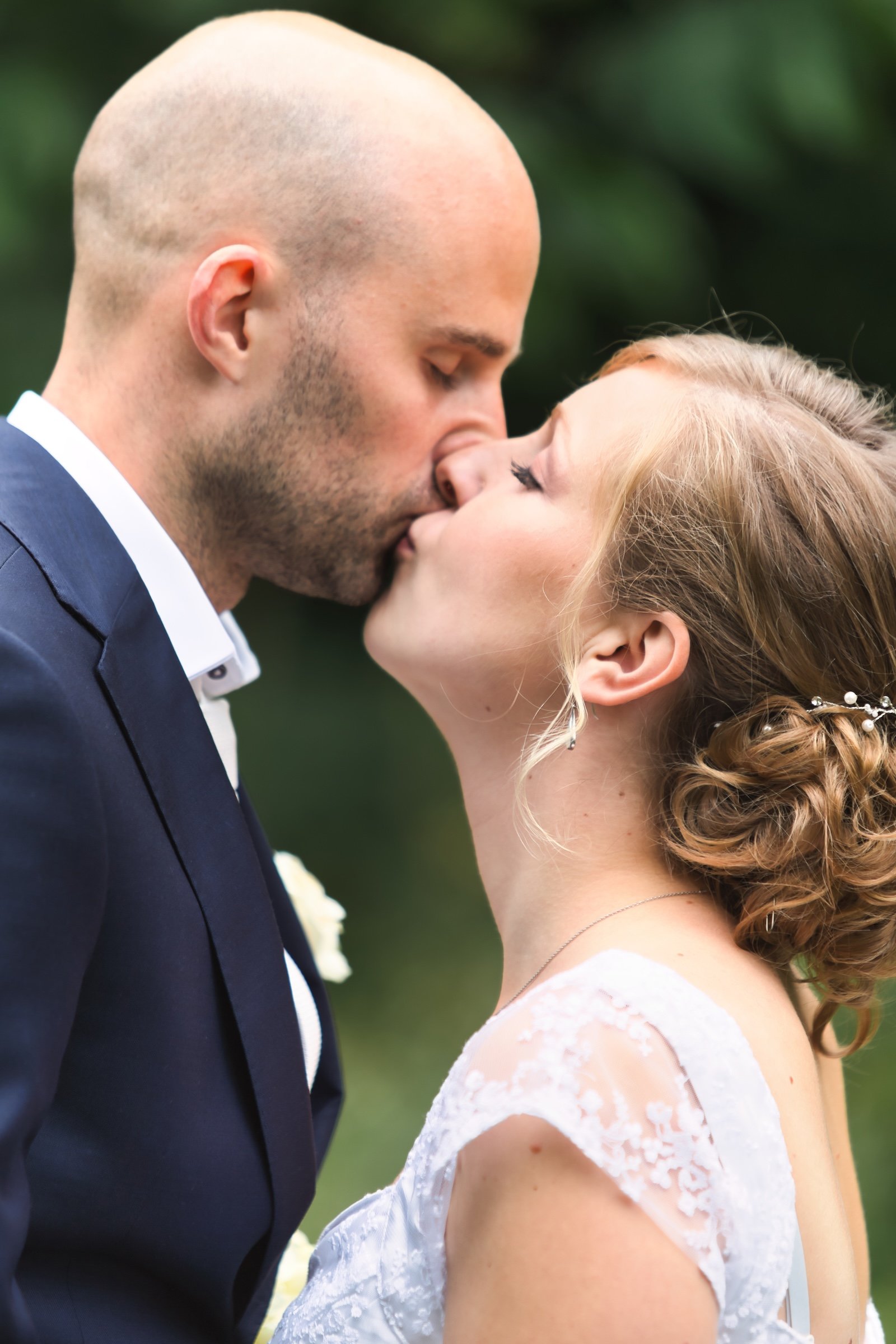 Huwelijk in Mechelen city wedding vastleggen van een micro huwelijk bruid in witte jurk en bruidegom in blauw kostuum tijdens love shoot